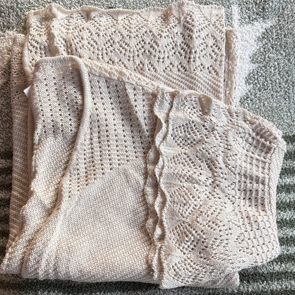 LC Lauren Conrad Cream Knit Sweater.  Size 2X.  Like new.